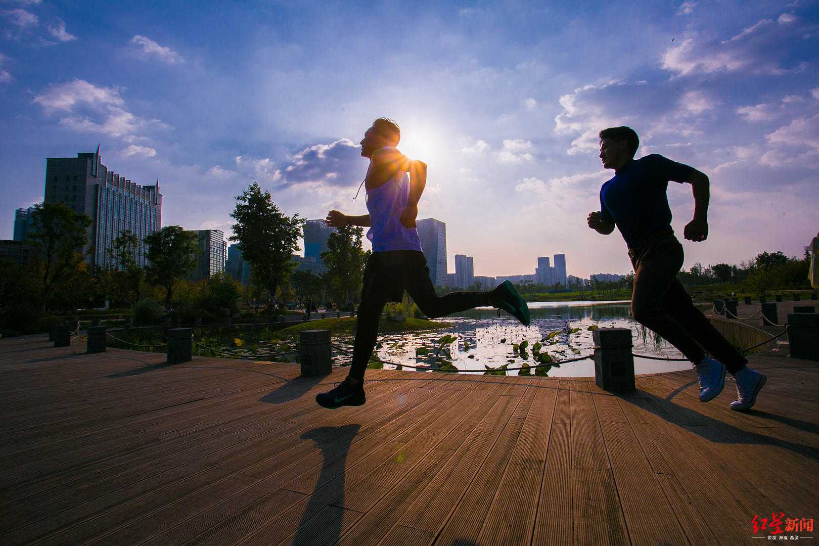 成都,市民在桂溪公園綠道上跑步