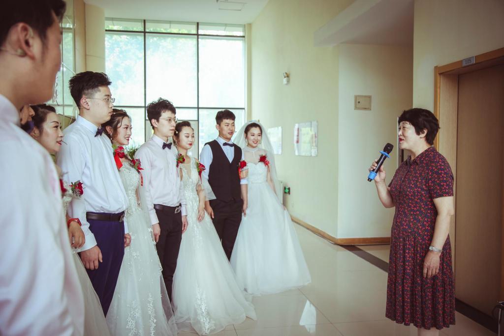 新时代婚礼上，全国最美家庭代表开展“婚前讲家”辅导