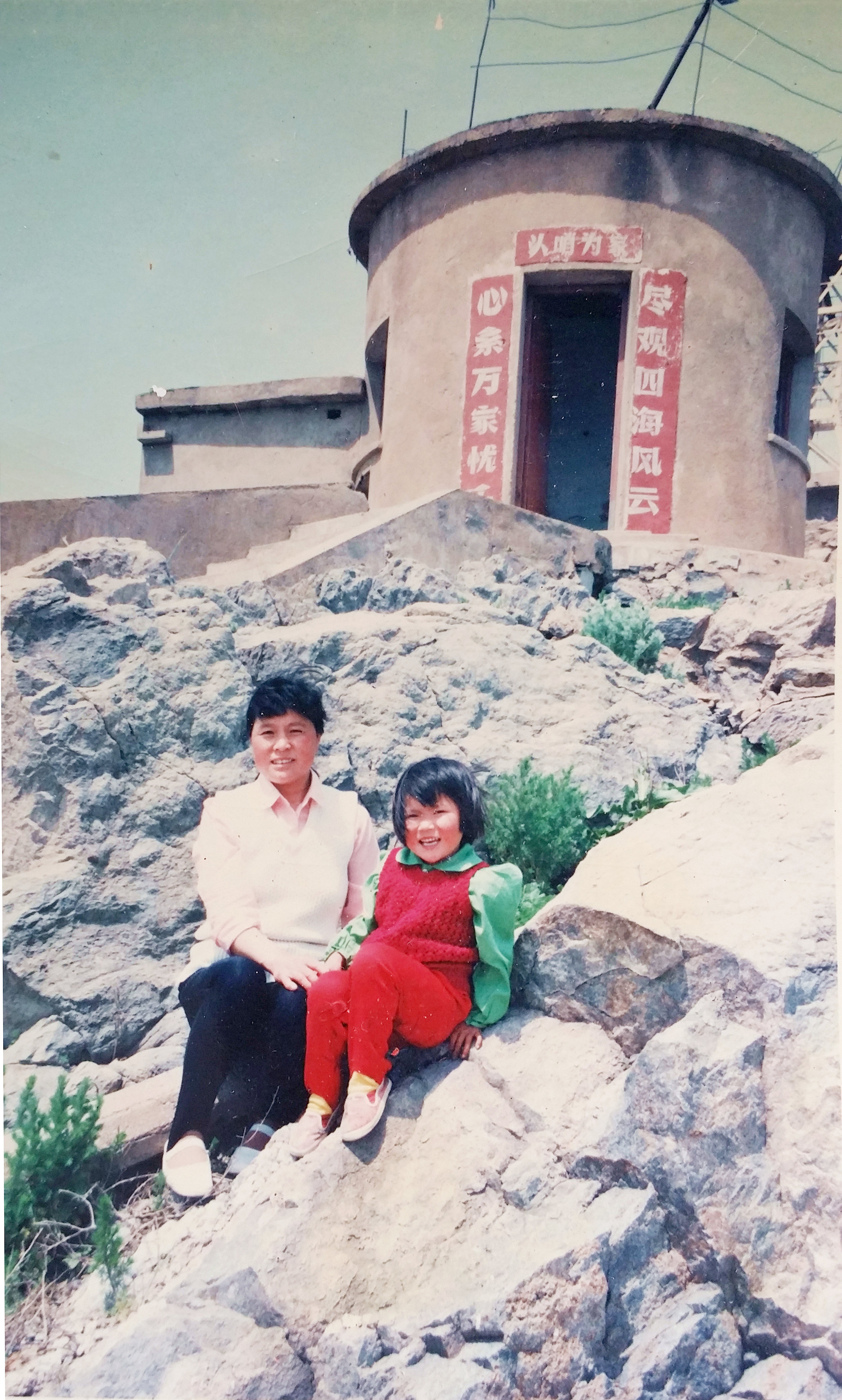 “时代楷模”王仕花和女儿在开山岛灯塔旧址合影（资料图片）